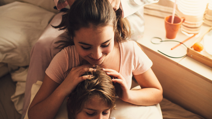 Prendre soin des cheveux de ses enfants : conseils et astuces